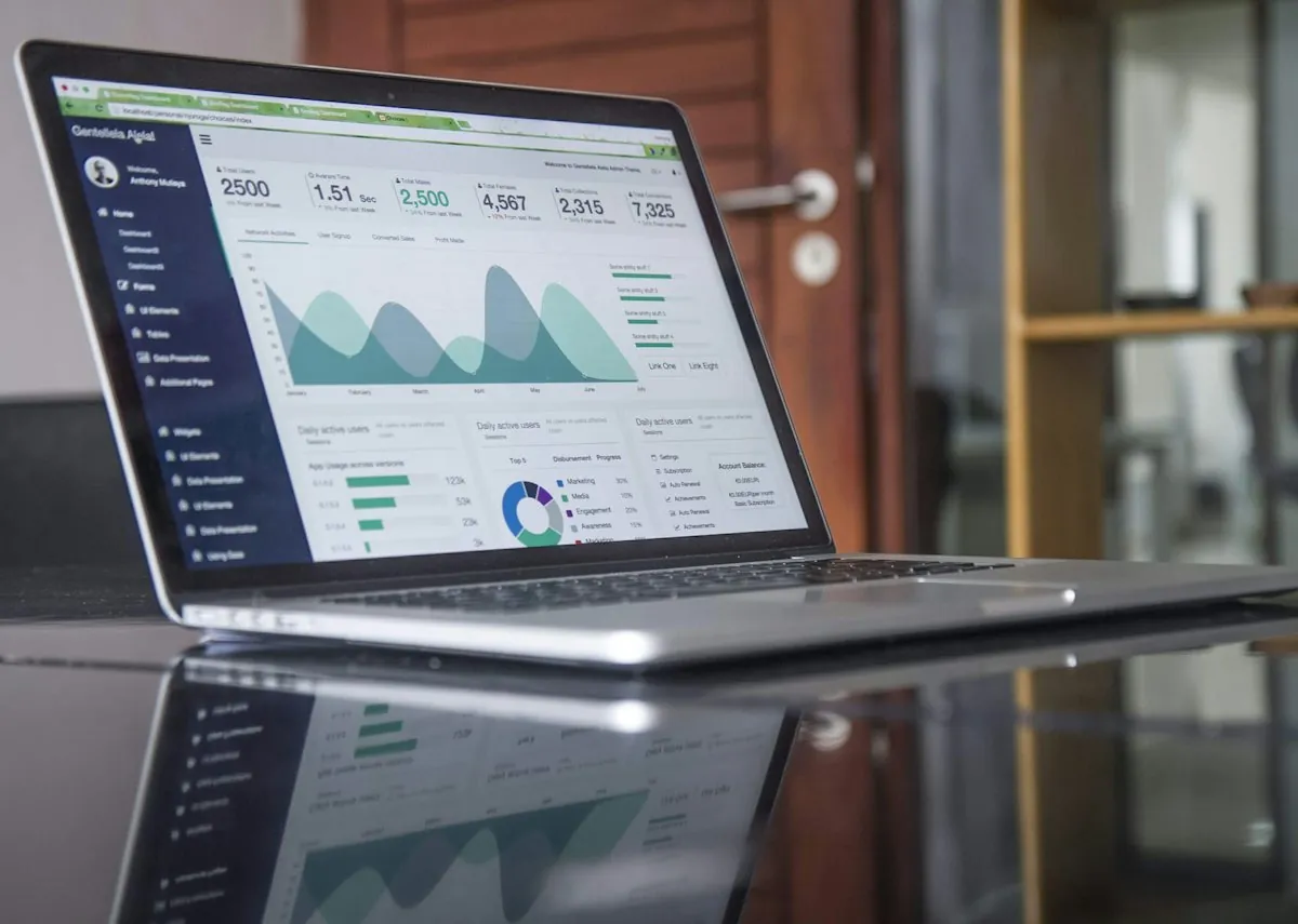 Ordinateur portable affichant des graphiques d’analyse