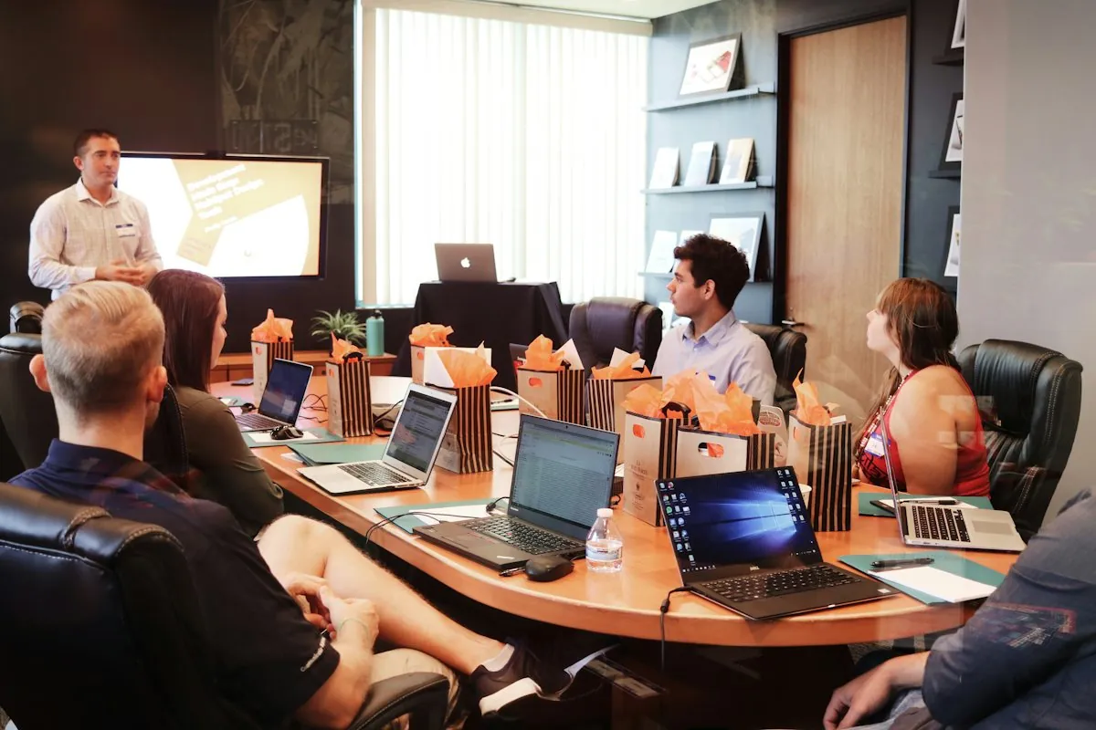Salle de réunion avec équipe en travail
