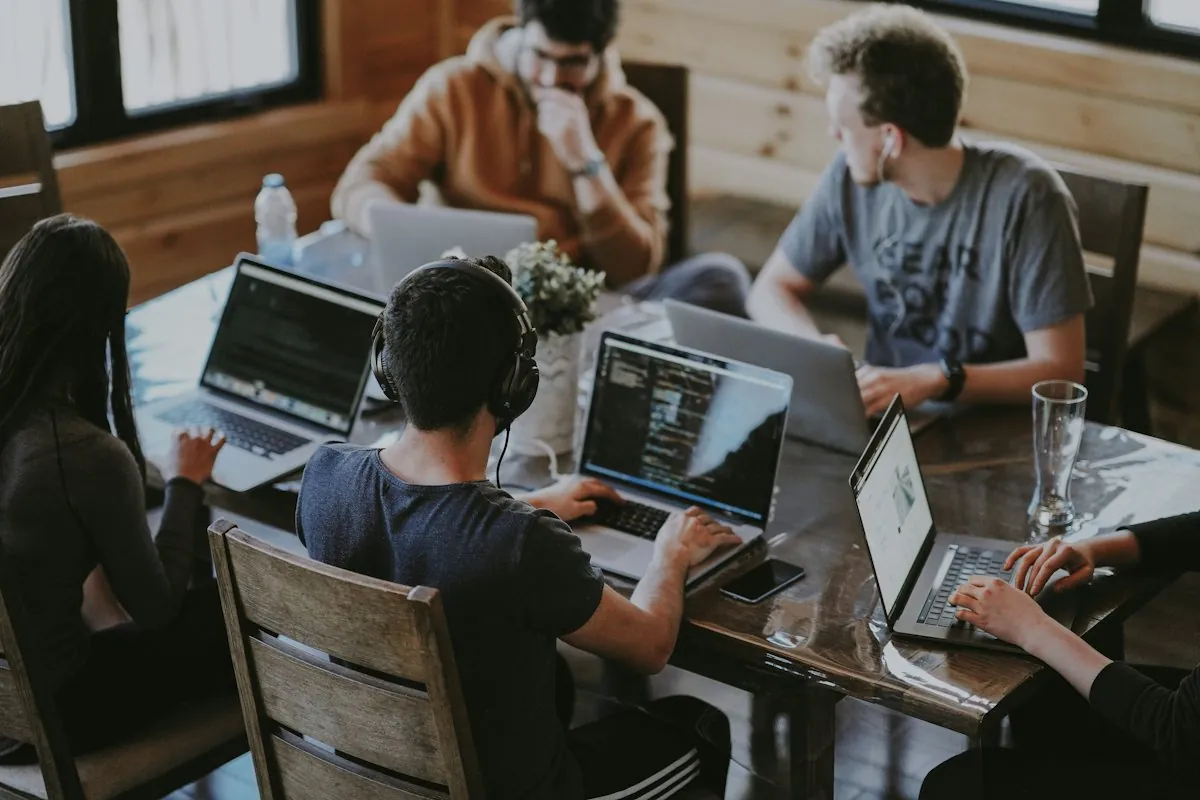 Réunion de travail autour d’ordinateurs portables